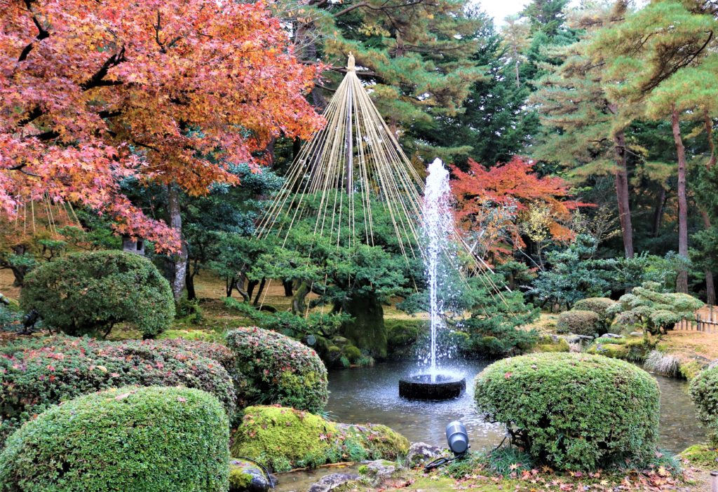 【紅葉】石川・金沢兼六園の見頃・見どころ・ライトアップ2022　日本最古の噴水